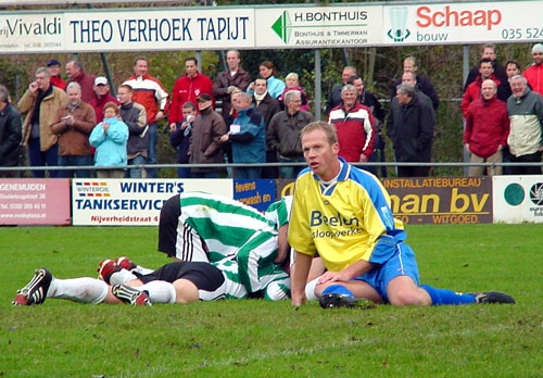 Andre de Boer word bedolven onder zijn mede spelers na het eerste doelpunt, marco Roelofsen kijkt vertwijfeld toe. (Foto Helmich Lubberts)